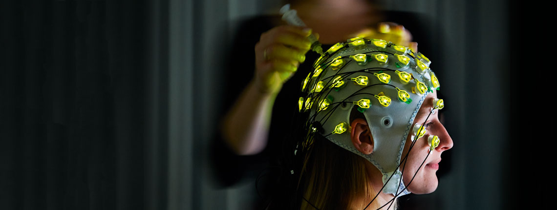 Eine Frau beim EEG