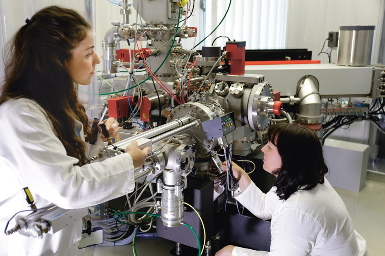 Anja Worrich mit Kollegin im Labor