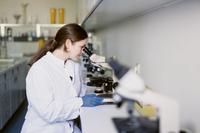 Zur Verbesserung von Antibiotika- behandlungen erforscht die Mathematikerin Christin Nyhoegen die Wirkung der Arzneien auf die Bakterien – zunächst im Modell und mittlerweile auch im Labor