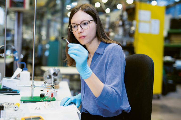 Ein Blick in die Welt der Katalysatoren: Dieses kleine Fenster aus Siliziumnitrid ermöglicht der Chemikerin Hanna Trzesniowski, Katalysatoren in ihrem aktiven Zustand zu beobachten